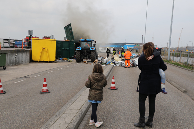 Brandweer heeft ruim uur nodig voor blussen brand bij milieustraat in Waalwijk