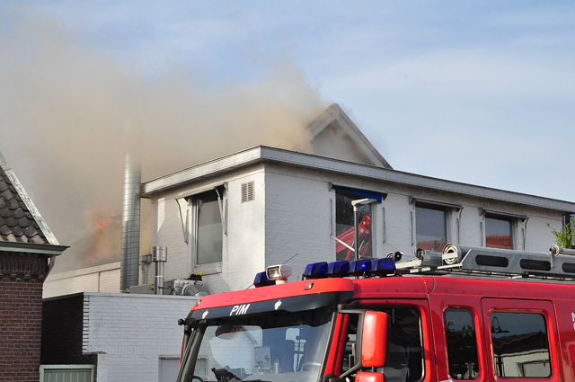 Zeer grote brand bij Asya Bakkerij in Waalwijk
