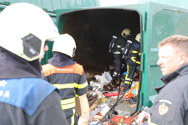 Brandweer heeft ruim uur nodig voor blussen brand bij milieustraat in Waalwijk