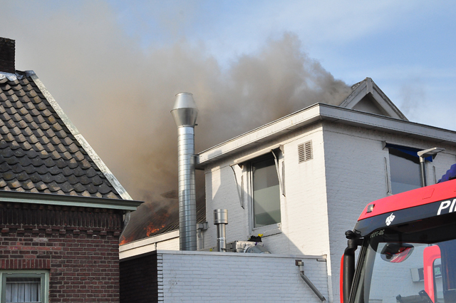 Zeer grote brand bij Asya Bakkerij in Waalwijk