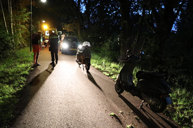 Scooter met twee mannen erop gaat onderuit in Waalwijk, passagier naar het ziekenhuis