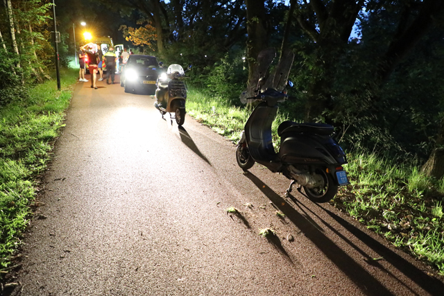 Scooter met twee mannen erop gaat onderuit in Waalwijk, passagier naar het ziekenhuis
