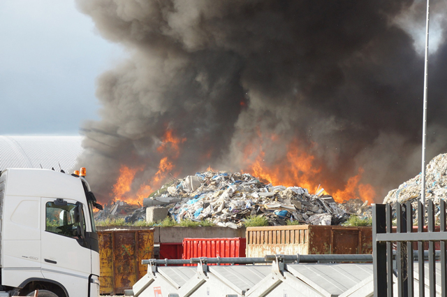 Grote brand bij afvalverwerker in Waalwijk