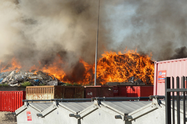 Grote brand bij afvalverwerker in Waalwijk