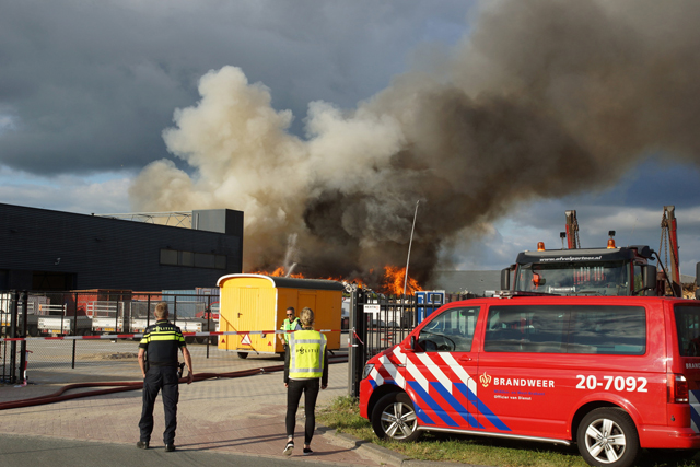 Grote brand bij afvalverwerker in Waalwijk