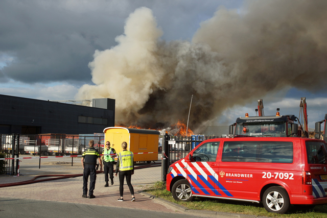Grote brand bij afvalverwerker in Waalwijk