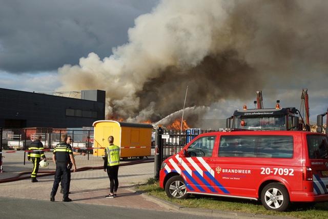 Grote brand bij afvalverwerker in Waalwijk