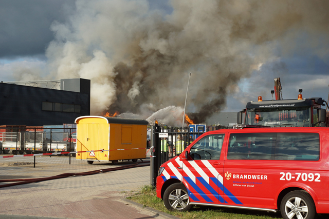 Grote brand bij afvalverwerker in Waalwijk