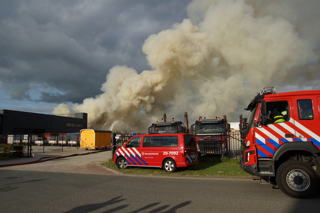 Grote brand bij afvalverwerker in Waalwijk