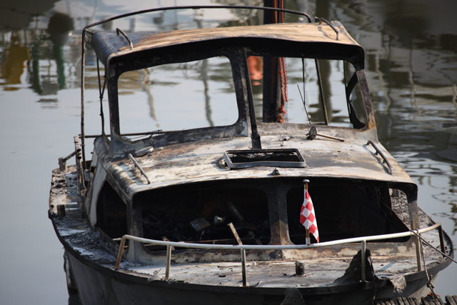 Explosie op boot in Waalwijk, man moet van boord springen om zichzelf in veiligheid te brengen