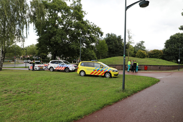 Man belandt in Waalwijkse sloot en moet met ambulance naar ziekenhuis