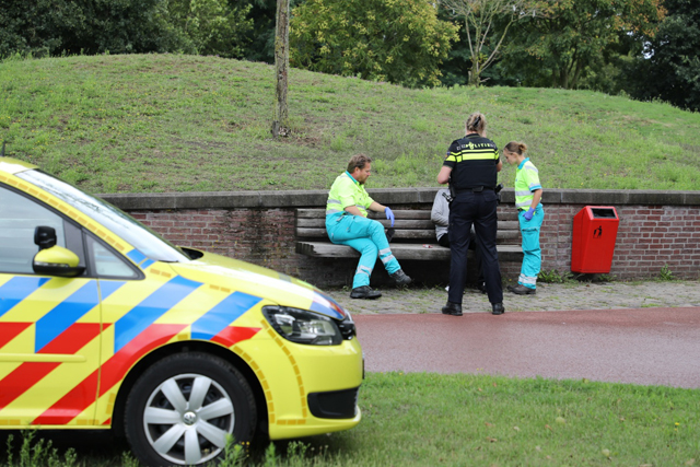 Man belandt in Waalwijkse sloot en moet met ambulance naar ziekenhuis