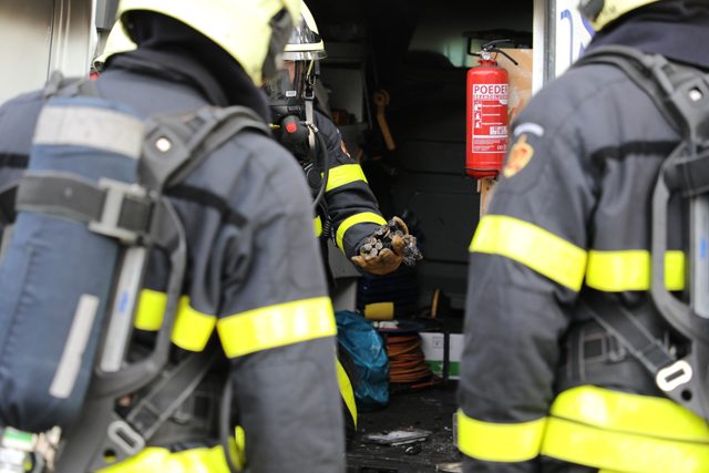 Busje vat vlam in Waalwijk door accu van bouwlamp