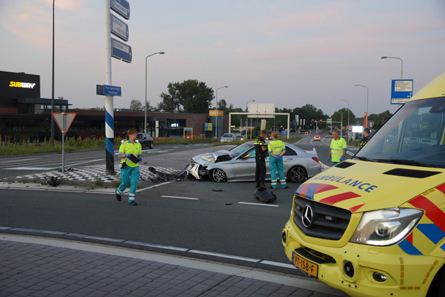 Auto crasht op kruispunt in Waalwijk
