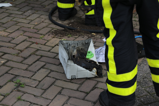 Busje vat vlam in Waalwijk door accu van bouwlamp