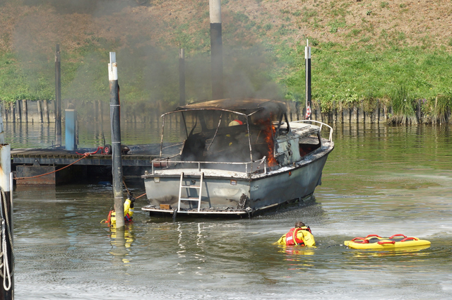 Explosie op boot in Waalwijk, man moet van boord springen om zichzelf in veiligheid te brengen