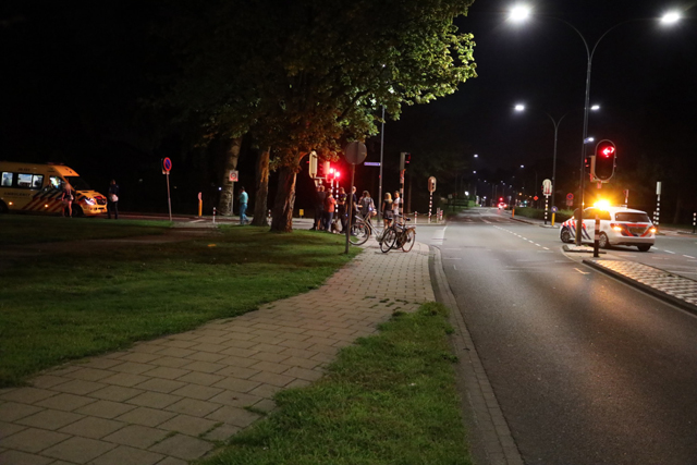 Voetganger aangereden door auto in Waalwijk, automobilist rijdt door