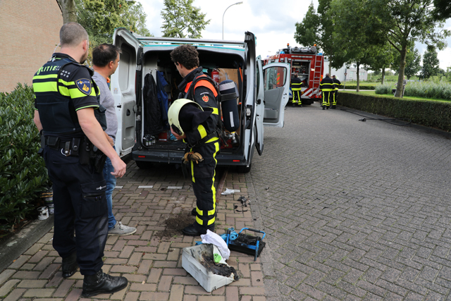 Busje vat vlam in Waalwijk door accu van bouwlamp