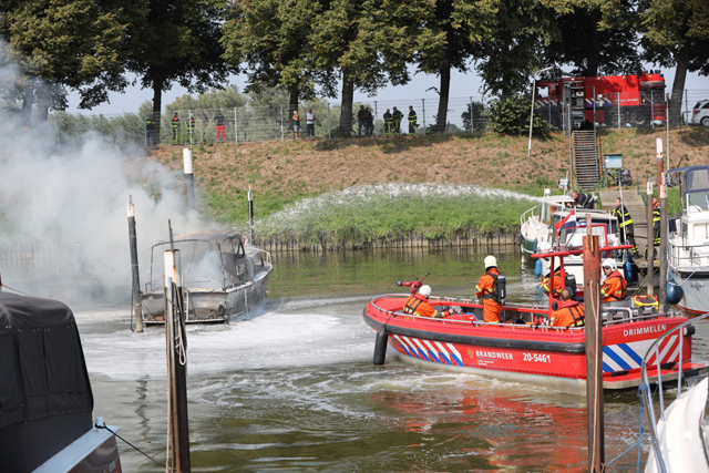 Explosie op boot in Waalwijk, man moet van boord springen om zichzelf in veiligheid te brengen