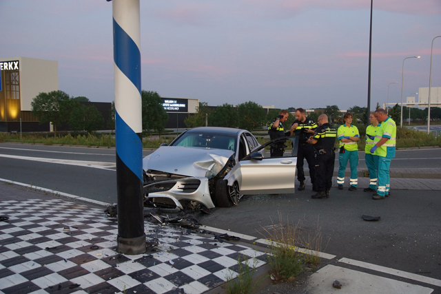 Auto crasht op kruispunt in Waalwijk