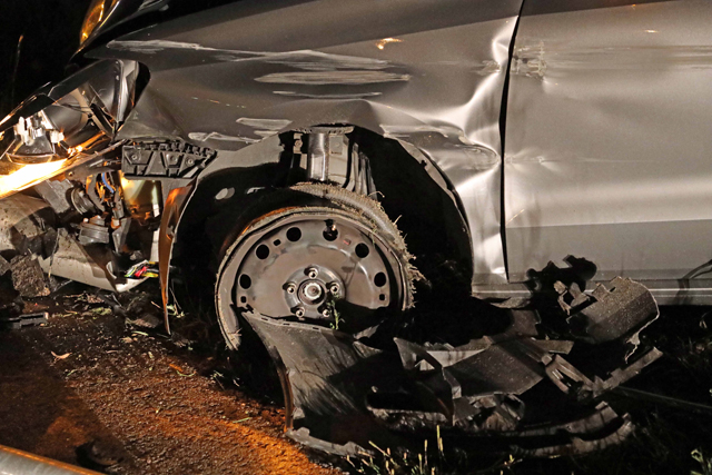Agressieve automobilist rijdt lantaarnpaal uit de grond en wordt geboeid afgevoerd met ambulance