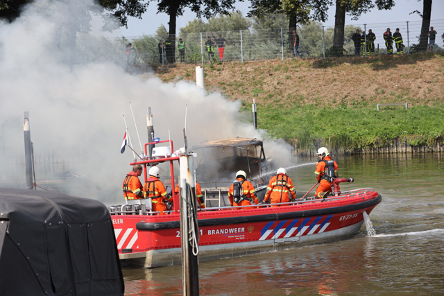 Explosie op boot in Waalwijk, man moet van boord springen om zichzelf in veiligheid te brengen