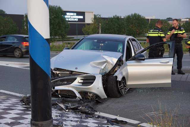 Auto crasht op kruispunt in Waalwijk