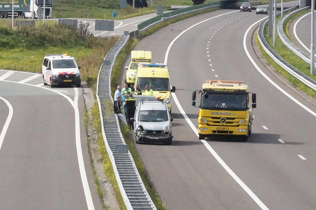 Auto beschadigd na ongeval op A59 bij Waalwijk richting Den Bosch