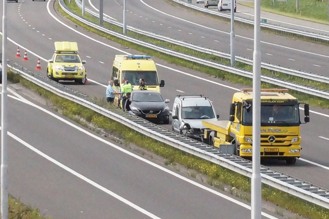 Auto beschadigd na ongeval op A59 bij Waalwijk richting Den Bosch