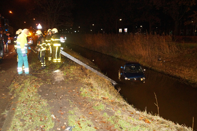 Auto duikt in water, 'we zijn van de weg geraakt', melden inzittenden