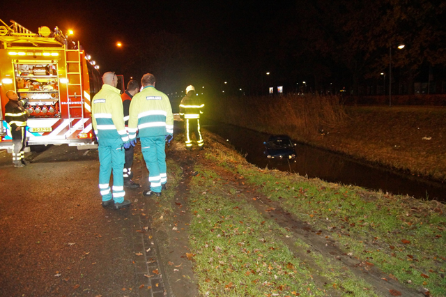 Auto duikt in water, 'we zijn van de weg geraakt', melden inzittenden