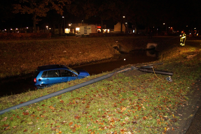 Auto duikt in water, 'we zijn van de weg geraakt', melden inzittenden