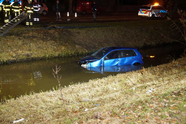 Auto duikt in water, 'we zijn van de weg geraakt', melden inzittenden