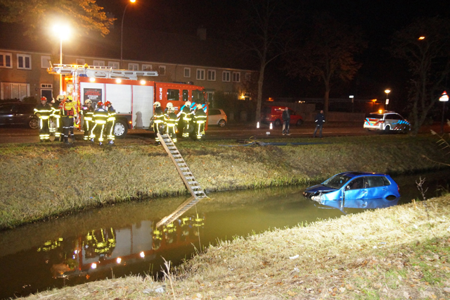 Auto duikt in water, 'we zijn van de weg geraakt', melden inzittenden