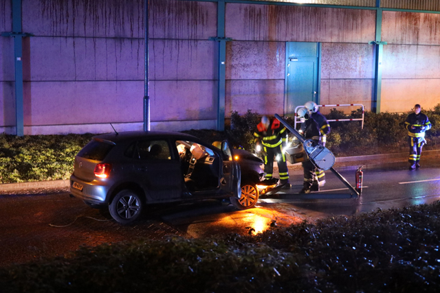 Lantaarnpaal onder auto meegesleurd bij ongeval in Waalwijk