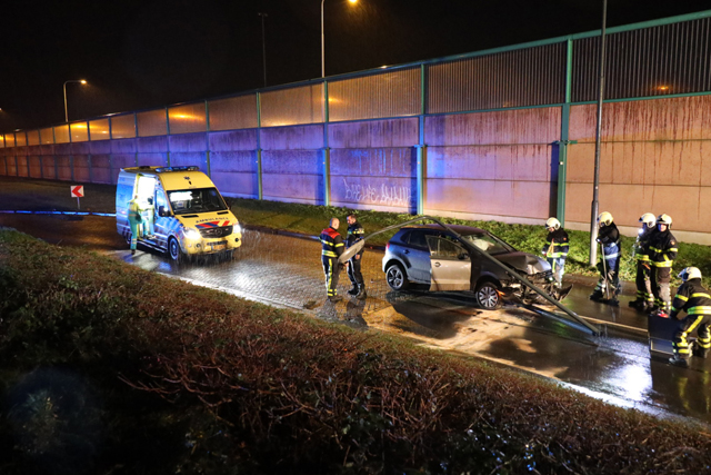 Lantaarnpaal onder auto meegesleurd bij ongeval in Waalwijk