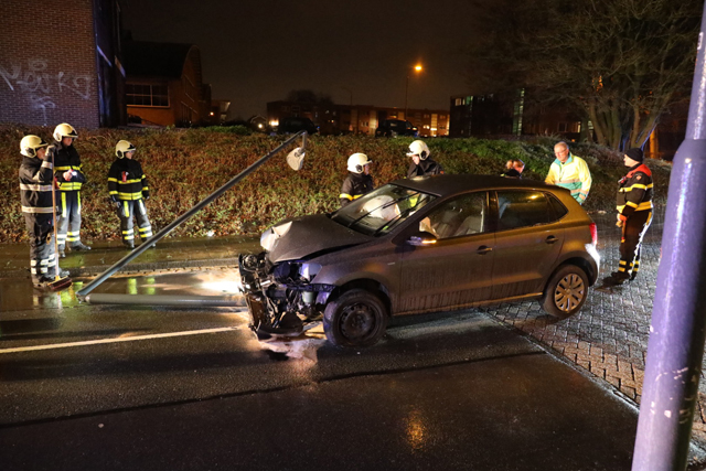Lantaarnpaal onder auto meegesleurd bij ongeval in Waalwijk