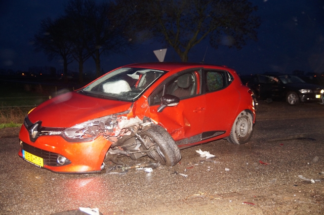 Gewonde bij ongeval Waalwijk, auto’s zwaar beschadigd