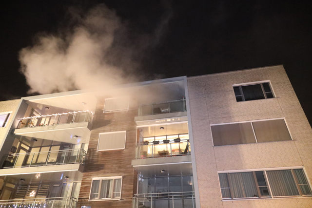 Hond overlijdt bij brand in Waalwijk, mensen in rolstoel uit appartementencomplex gehaald