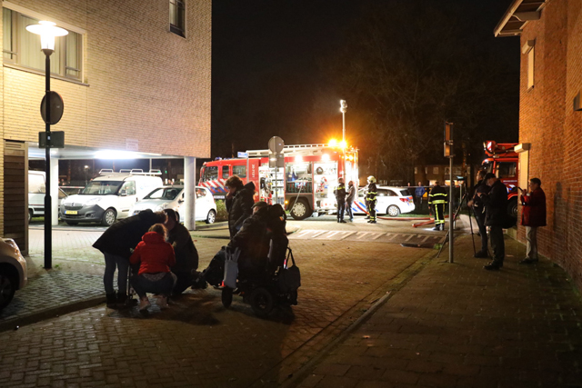 Hond overlijdt bij brand in Waalwijk, mensen in rolstoel uit appartementencomplex gehaald
