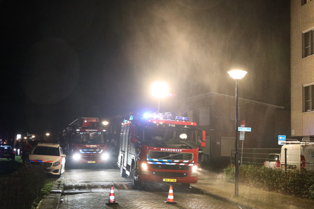 Hond overlijdt bij brand in Waalwijk, mensen in rolstoel uit appartementencomplex gehaald