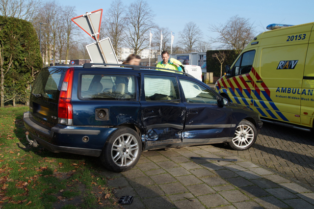 Auto belandt op de kant na aanrijding in Waalwijk