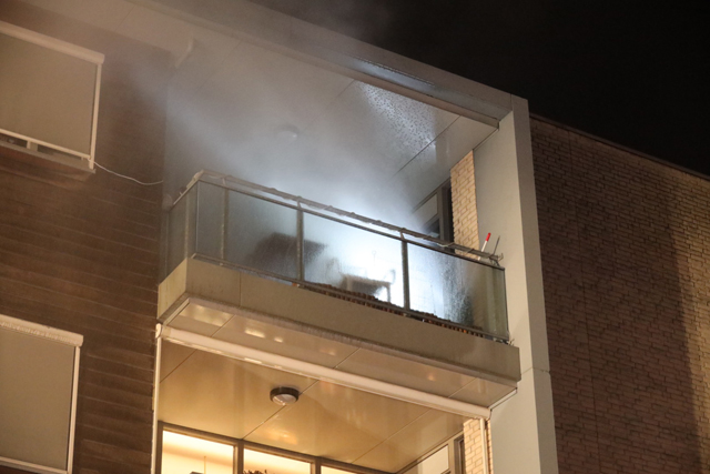 Hond overlijdt bij brand in Waalwijk, mensen in rolstoel uit appartementencomplex gehaald