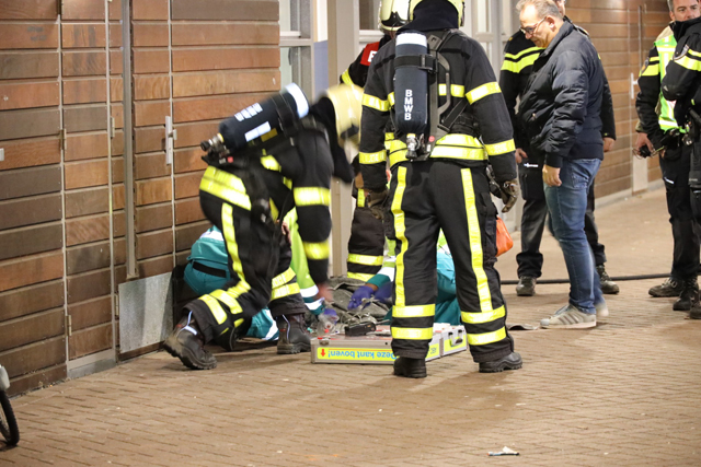 Hond overlijdt bij brand in Waalwijk, mensen in rolstoel uit appartementencomplex gehaald