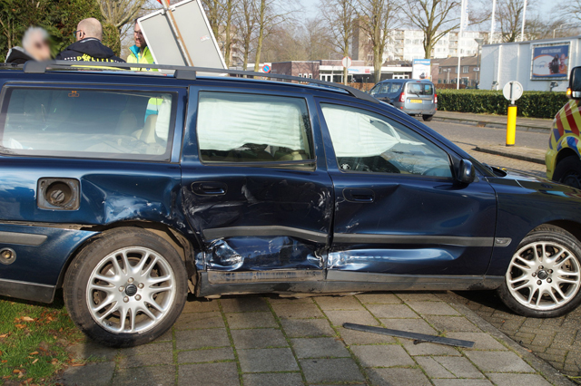 Auto belandt op de kant na aanrijding in Waalwijk