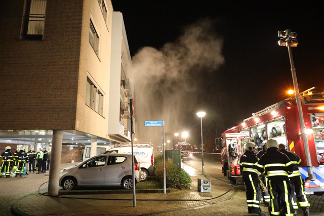 Hond overlijdt bij brand in Waalwijk, mensen in rolstoel uit appartementencomplex gehaald