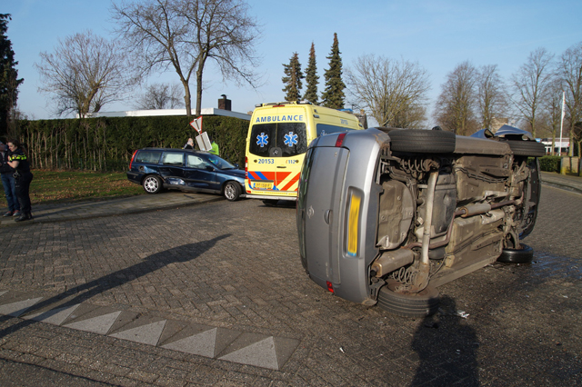 Auto belandt op de kant na aanrijding in Waalwijk
