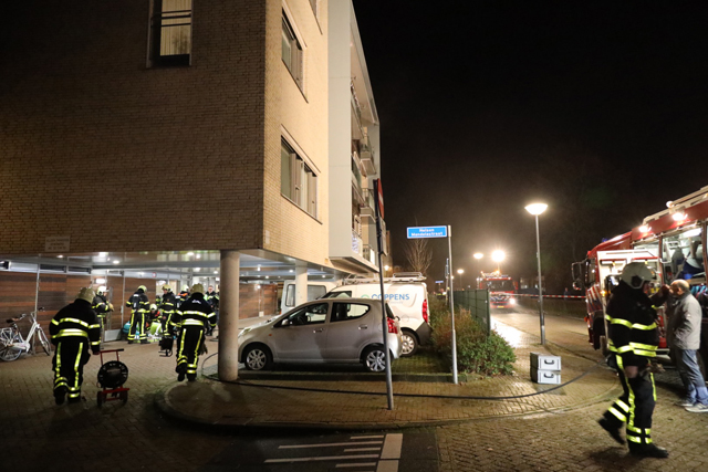 Hond overlijdt bij brand in Waalwijk, mensen in rolstoel uit appartementencomplex gehaald