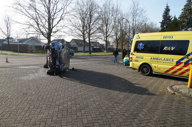 Auto belandt op de kant na aanrijding in Waalwijk