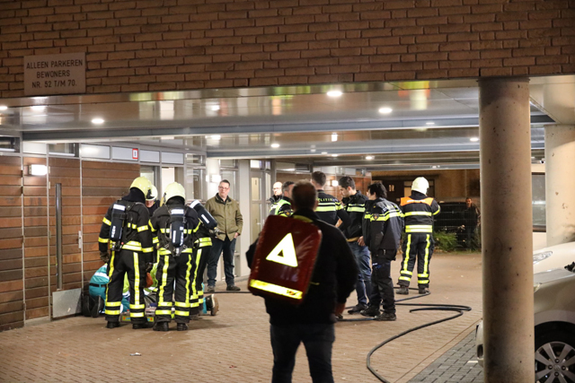 Hond overlijdt bij brand in Waalwijk, mensen in rolstoel uit appartementencomplex gehaald